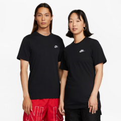 Camiseta Nike Sportswear Club Black. Caimento padrão para uma sensação de conforto e descontração.