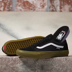 Tênis de skate da marca Vans. Modelo vans old skool skate. Construído em lona e camurça com a tradicioanl palmilha POPCUSH para oferecer maior durabilidade e conforto.