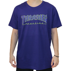 Camiseta Thrasher "Outline Roxa"  Confeccionada em 100% Algodão; Possuí gola careca; Estampa em silk na altura do peito.