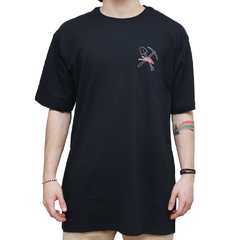 Camiseta da marca de skate Lakai confeccionada em 100% algodão. Possuí gola careca e estampa em silk localizada do lado esquerdo à altura do peito e nas costas. Cor preta com mangas curtas.