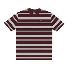 Camiseta masculina listrada nas cores vinho e cinza, com mini logo no peito.