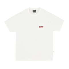 Camiseta High Pocket Confused White. Confeccionada em 100% algodão. Possui bolso do lado esquerdo do peito, com logo da marca bordado. Gola careca canelada.