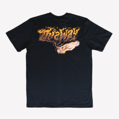 Camiseta ThisWay Mini Logo Black. Confeccionada em 100% algodão. Mangas curtas. Gola careca canelada.