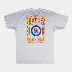 Camiseta Ratus Circus White. Confeccionada em 100% algodão. Possui gola careca. Estampa em silk em grande escala nas costas.