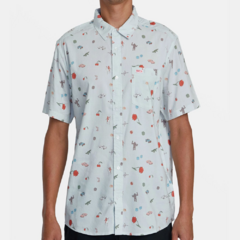 Camisa Rvca Luke Light Blue. Coleção Luke P. Tecido de mistura 55,0% algodão, 45,0% viscose. Ajuste regular. Gola alta. Mangas curtas. Fecho de botão. Bolso único no peito.