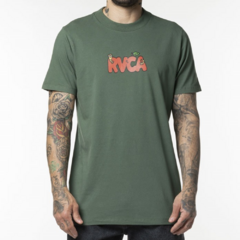 Camiseta RVCA Apple Aday Green. Confeccionada em 100% algodão. Possuí gola careca. Estampa em silk na altura do peito.