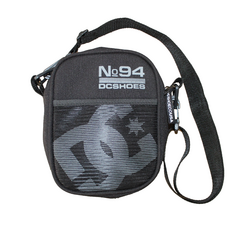 Shoulder Bag DC Static 94 Black. Confeccionada em 100% poliéster. Costuras firmes. Bolso frontal de redinha. Fechamento com ziper.