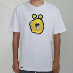 Camiseta da marca de skate Ous na cor branca com estampa em silk emborrachado centralizada na parte frontal. Confeccionada em 100% Algodão.