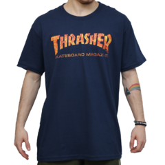 CAMISETA THRASHER SKATE GOAT INFERNO NAVY Confeccionada em 100% algodão; Possuí gola careca; Estampa em silk centralizada, na frente e nas costas, à altura do peito.