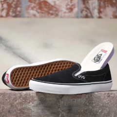 Tênis Vans Skate Slip-On Black White. Modelo clássico do Vans slip on, nas cores básicas: preto e branco. Versão reformulada da linha PRO com materiais de maior qualidade.