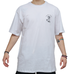 Camiseta da marca de skate Lakai confeccionada em 100% algodão. Possuí gola careca e estampa em silk localizada do lado esquerdo à altura do peito e nas costas. Cor branca com mangas curtas.