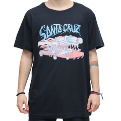 Camiseta da marca de skate Santa Cruz Decoder Slasher Black. Confeccionada em 100% Algodão. Possuí gola careca. Estampa em silk em grande escala na frente.
