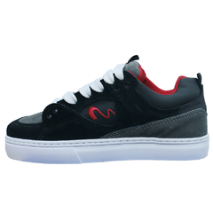 Tênis de skate da marca Tesla Footwear. O "Fusion Denis Silva Black/red" é tem cabedal inteiro em couro e camurça, com resitência para aquela sesh, evitando o desgaste rápido com o contato da lixa. Solado com borracha vulcanizada e bordados nas laterais e