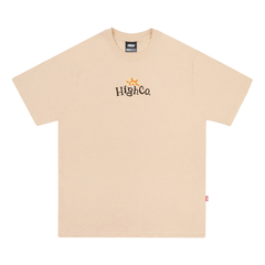 Camiseta High Hakuna Beige. Confeccionada em 100% algodão. Estampa em silk.