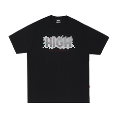 Camiseta High Minesweeper Black. Confeccionada em 100% algodão. Logo da marca em silk na parte da frente. Gola careca canelada.