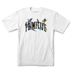 Camiseta Primitive Tropical Branca. Possui nome da marca em estampa na parte da frente na altura do peito com pássaros ao redor. Costas lisas.