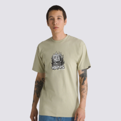 Camiseta Vans Digital Repair Green. amiseta de manga curta com gola redonda. Estampa descontraída, centralizada na altura do peito, em silk à base d’água;. Ajuste clássico. Composição: 100% Algodão.