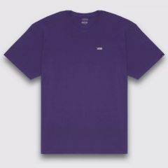 Camiseta Vans Core Basic Violet. Confeccionada em 100% algodão, vem com aplicação de etiqueta tecida original Vans na manga.