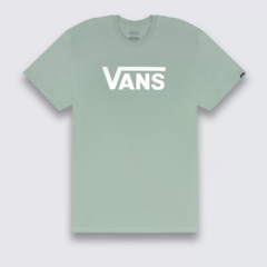 Camiseta Vans Classic Iceberg Green. Estampa Vans em “Drop V” centralizada na altura do peito em silk à base d’água.