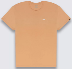 Camiseta Vans Core Basic Copper Tan. Confeccionada em 100% algodão. Gola canelada. Mangas curtas. Costuras reforçadas. Classic fit.