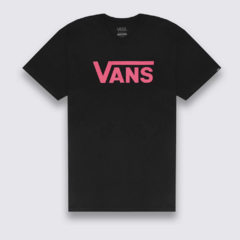 Camiseta Vans Classic Black/Pink. Estampa Vans em “Drop V” centralizada na altura do peito em silk à base d’água.