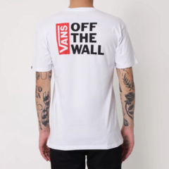 Camiseta Vans Off The Wall White. Confeccionada em 100% algodão. Estampa em silk nas costas em grande escala. Camiseta manga curta.
