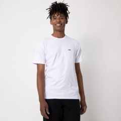 A camiseta Vans Core Basics é um clássico da marca. Como o próprio nome sugere, o estilo básico traz versatilidade para qualquer que seja o seu visual diário. Leva ainda o logo "VANS" bordado ao lado esquerdo, à altura do peito. Costas lisas.