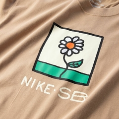 Camiseta Nike SB Daisy Bege na internet