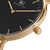 relógio minimalista pulseira couro marrom fundo preto com rose gold