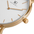relógio minimalista pulseira couro marrom fundo branco com rose gold