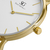 relógio minimalista pulseira aço dourado fundo branco