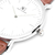 relógio minimalista pulseira couro marrom fundo branco com prata