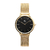 relógio minimalista feminino pulseira aço dourado fundo preto 
