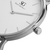relógio minimalista pulseira aço prata fundo branco