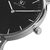 relógio minimalista pulseira couro preta fundo preto com prata