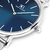relógio minimalista pulseira aço prata fundo azul 