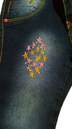 Jean con unicornio y estrellas bordado - Talle 24 meses - Inquietos