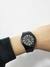 R716 RELOJ NEGRO CON DETALLES DORADO