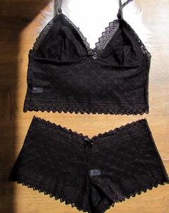 Conjunto de Renda Plus Preto - Cropped Sem Bojo e Calcinha Short