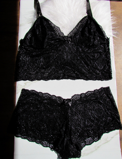 Conjunto de Renda Plus Preto - Cropped Sem Bojo e Calcinha Short - comprar online