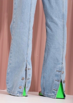 Calça Jeans Wide Leg Abotoamento Lavagem Clara - comprar online