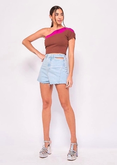 Short Jeans Cintura Alta Bolso Vazado Sabrina Lavagem Clara - loja online