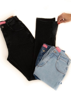 Calça Jeans Reta Abertura Lateral Luciana Confort Preta - comprar online