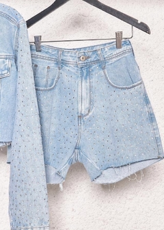 Short Jeans Mom Cintura Alta com Strass Shine Lavagem Clara