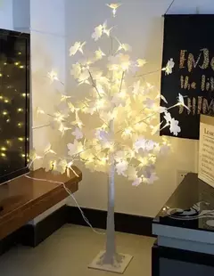 Árbol de luz con hojas blancas