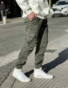 JOGGER CARGO VERDE