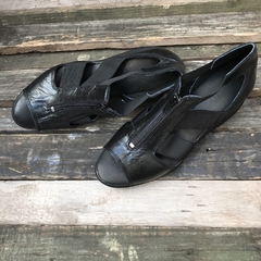 Sandalias con talón, cierre y elásticos, negras. p02v-2048 - Altas de Olivos