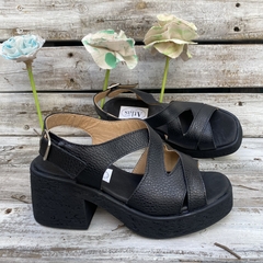 Sandalias cruzadas con tacón negras. j05v-720