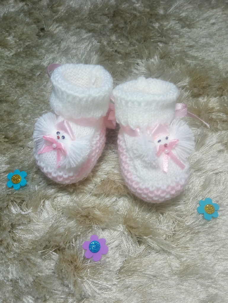 Sapatinho de trico para bebe com pompom sales
