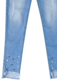 Calça Feminina Jeans Destroyed Detalhe Pérola Lilimoon na internet